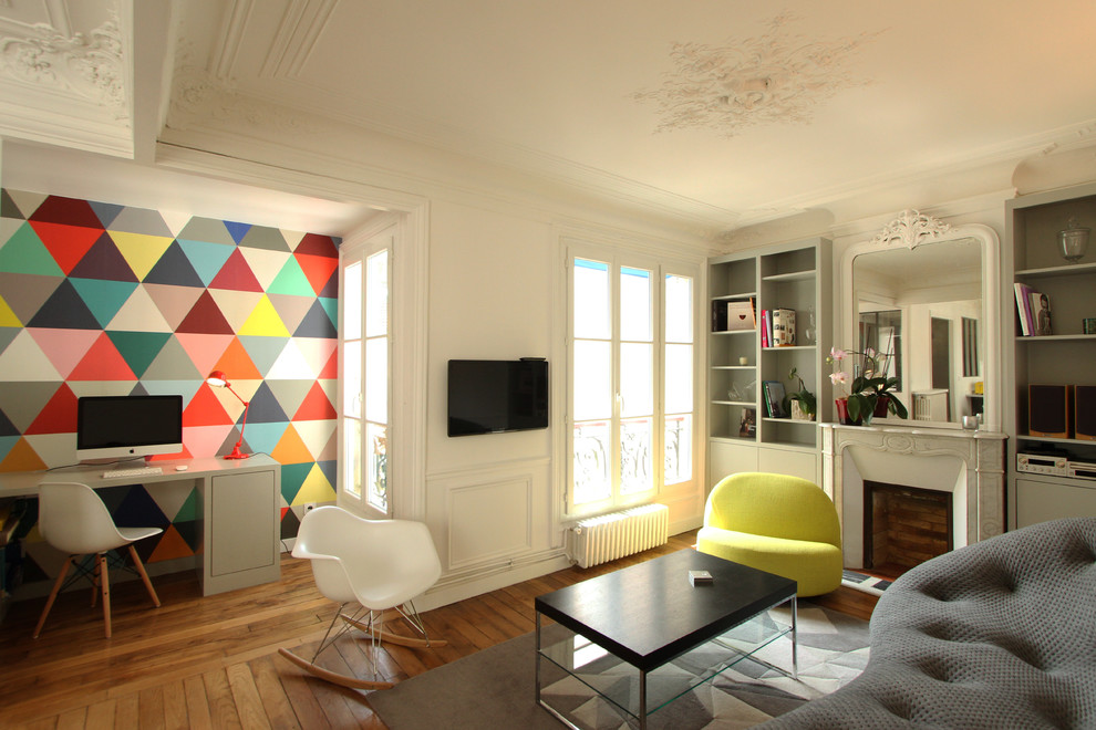 Großes, Offenes Modernes Wohnzimmer mit braunem Holzboden, Kamin, TV-Wand, Kaminumrandung aus Stein und bunten Wänden in Paris