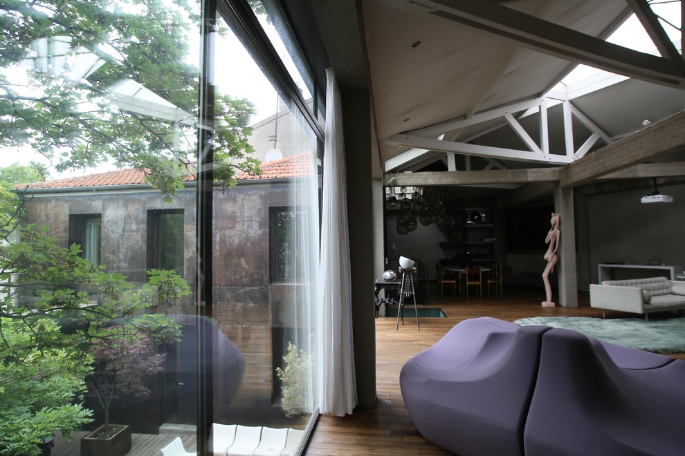 Modelo de sala de estar urbana con suelo de madera en tonos medios