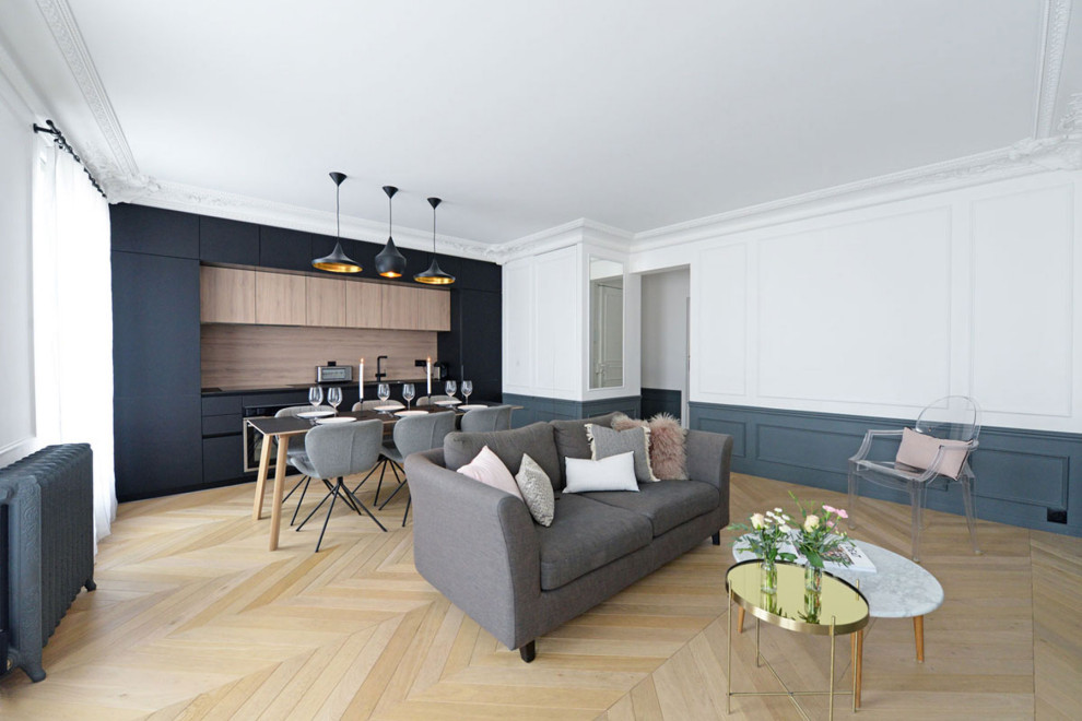 Стильный дизайн: открытая гостиная комната среднего размера в стиле модернизм с белыми стенами, светлым паркетным полом, телевизором на стене и бежевым полом - последний тренд