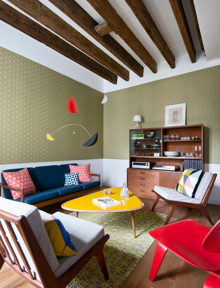 Ejemplo de sala de estar retro grande sin chimenea y televisor con suelo de madera en tonos medios y paredes multicolor