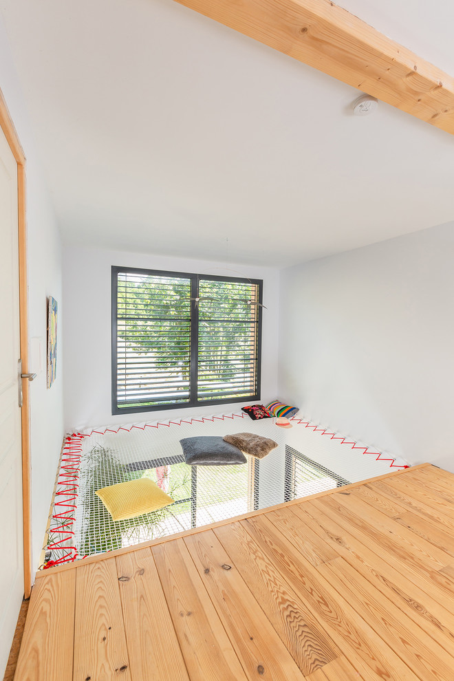 Esempio di una sala da pranzo aperta verso il soggiorno minimalista di medie dimensioni con pareti bianche, pavimento in ardesia e pavimento grigio