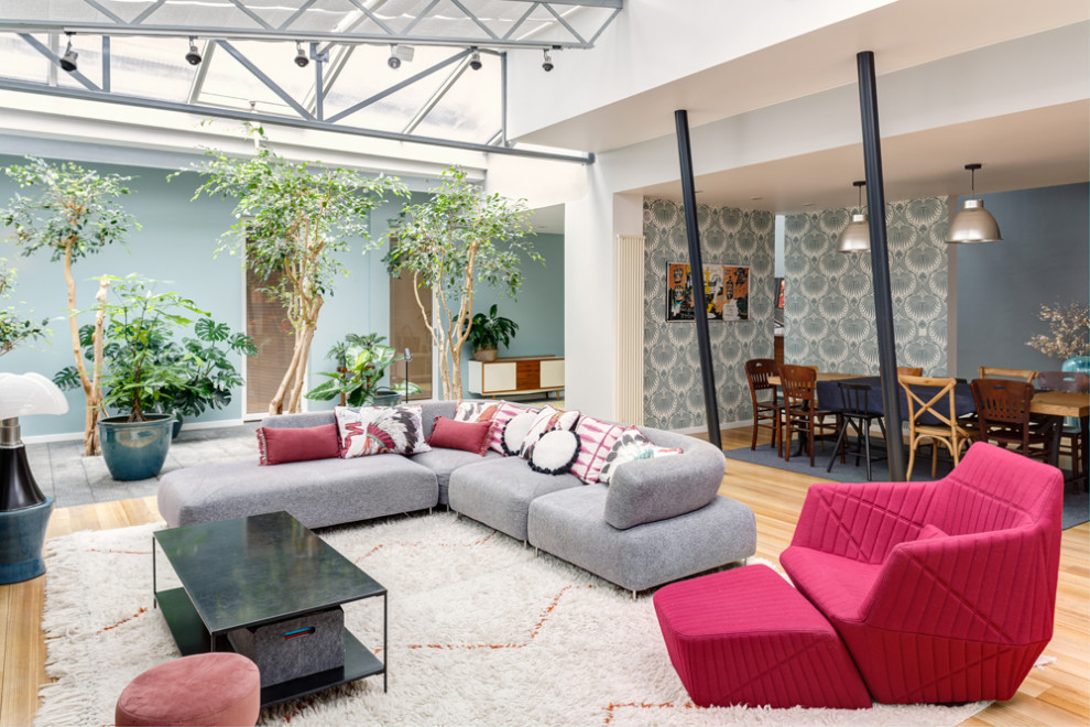 Großes, Offenes Eklektisches Wohnzimmer ohne Kamin mit bunten Wänden, hellem Holzboden, Multimediawand und beigem Boden in Paris