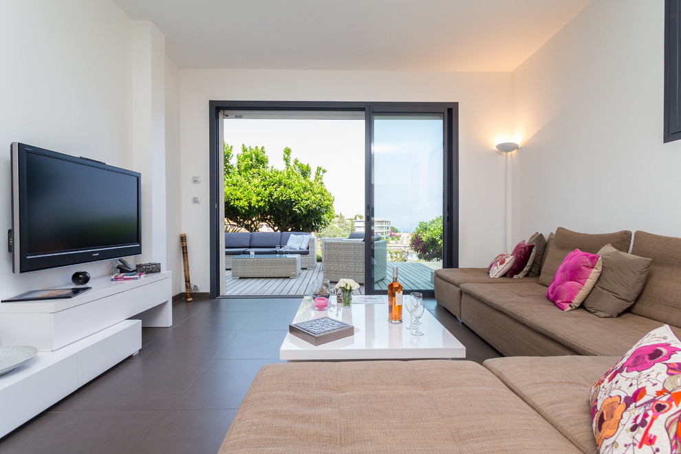 Mittelgroßes, Offenes Modernes Wohnzimmer mit weißer Wandfarbe, Keramikboden und TV-Wand in Nizza