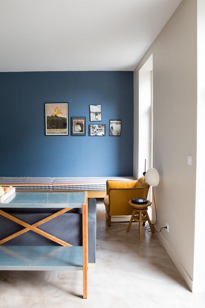 Идея дизайна: открытая гостиная комната среднего размера в современном стиле с разноцветными стенами без камина, телевизора
