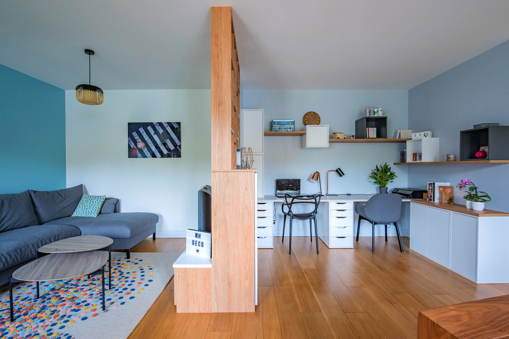 Großes, Offenes Skandinavisches Wohnzimmer mit blauer Wandfarbe in Paris