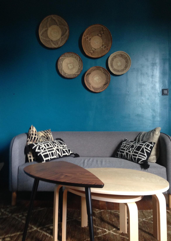 Imagen de sala de estar abierta escandinava pequeña con paredes azules, suelo de madera en tonos medios y suelo marrón