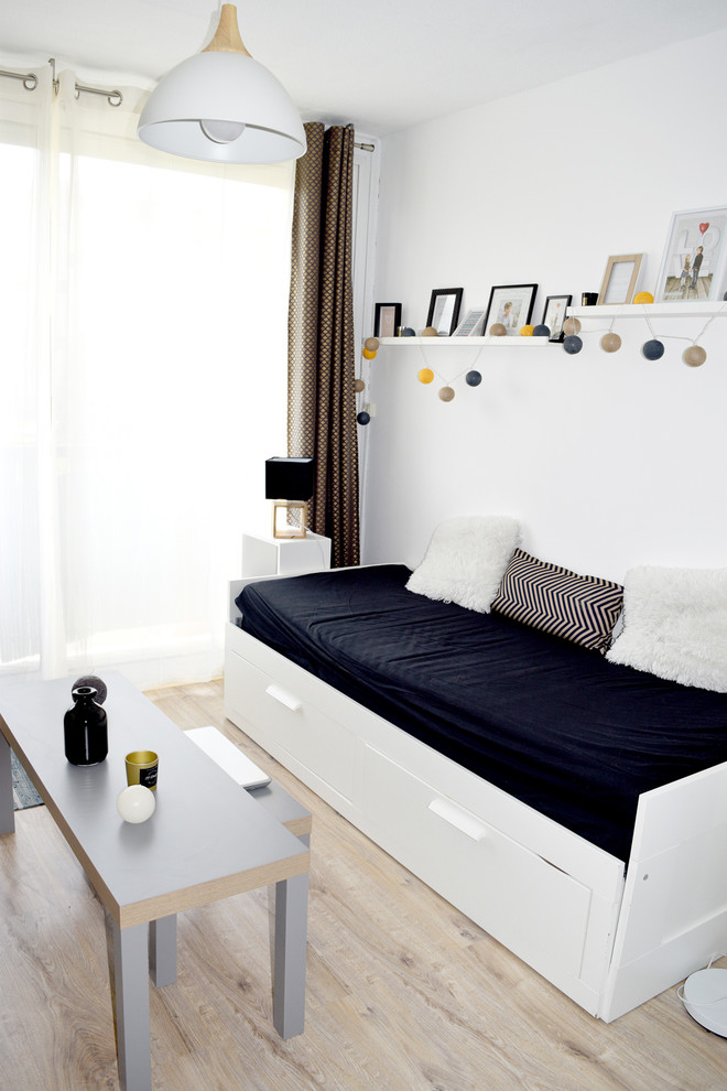 Aménagement d'une petite salle de séjour scandinave avec un mur bleu et parquet clair.