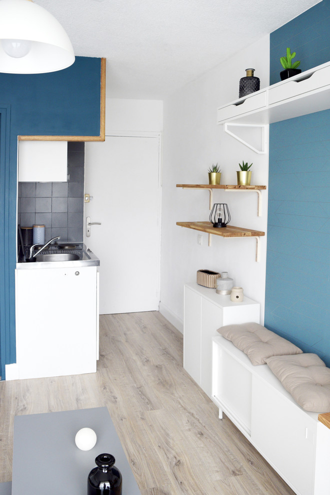 Modelo de sala de estar nórdica pequeña con paredes azules y suelo de madera clara