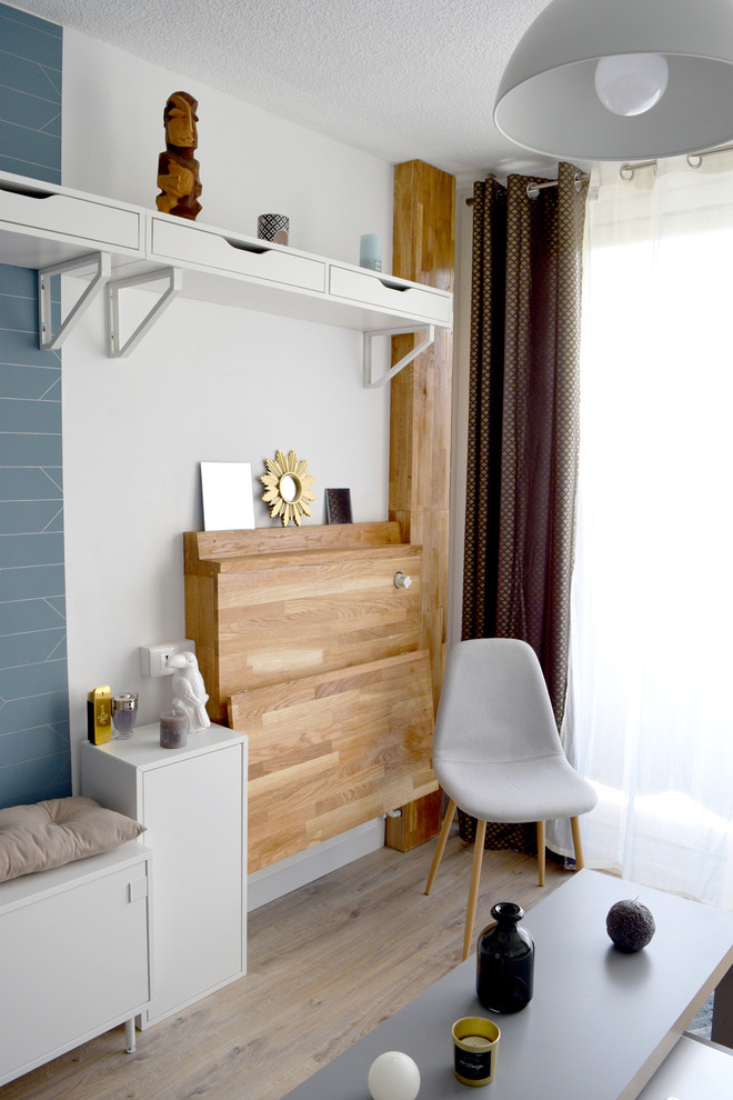 Foto di un piccolo soggiorno nordico con pareti blu e parquet chiaro