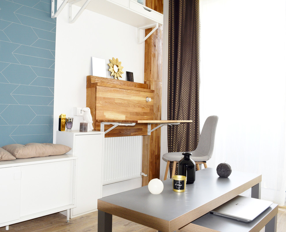 Foto di un piccolo soggiorno scandinavo con pareti blu e parquet chiaro
