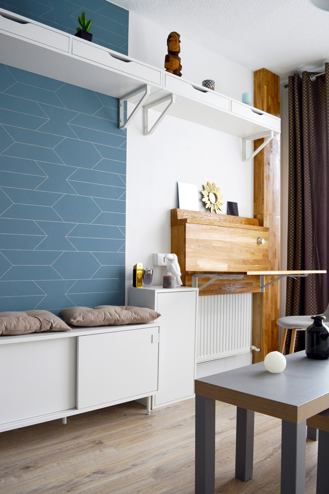 Источник вдохновения для домашнего уюта: маленькая гостиная комната в скандинавском стиле с синими стенами и светлым паркетным полом для на участке и в саду