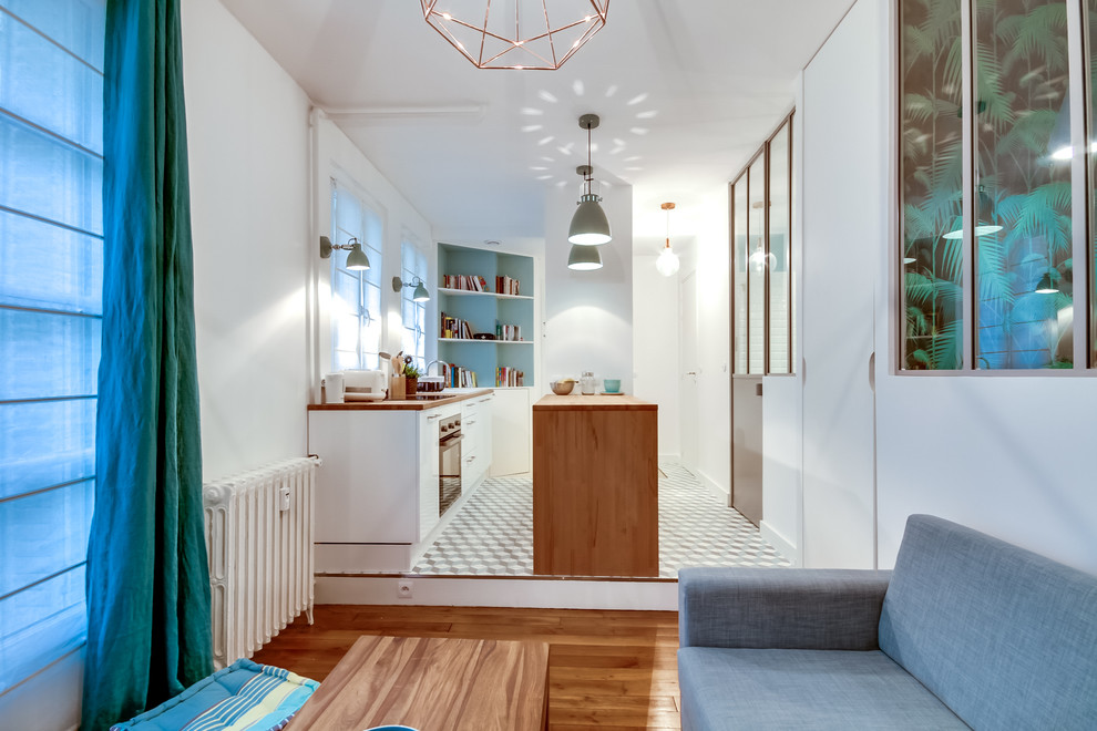 Modelo de sala de estar abierta escandinava pequeña sin chimenea con paredes verdes y suelo de baldosas de cerámica