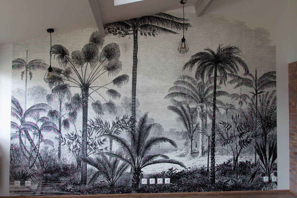 Foto di un soggiorno tropicale aperto con pareti nere, parquet chiaro, pavimento beige e carta da parati