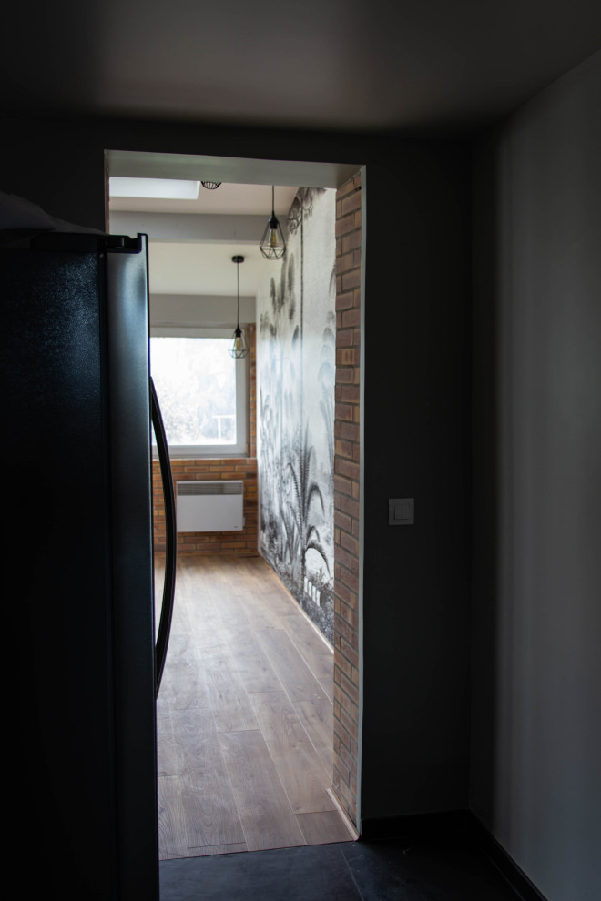 Imagen de sala de estar abierta exótica con paredes negras, suelo de madera clara, suelo beige y papel pintado