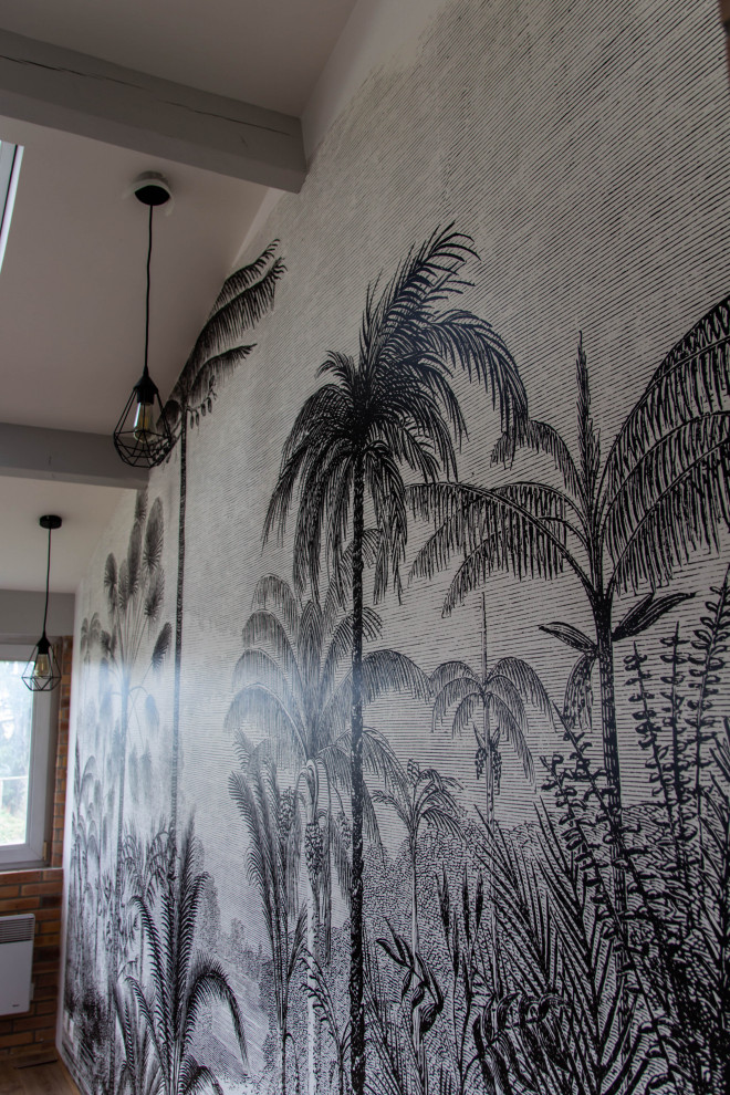 Inspiration för ett tropiskt allrum med öppen planlösning, med svarta väggar, ljust trägolv och beiget golv