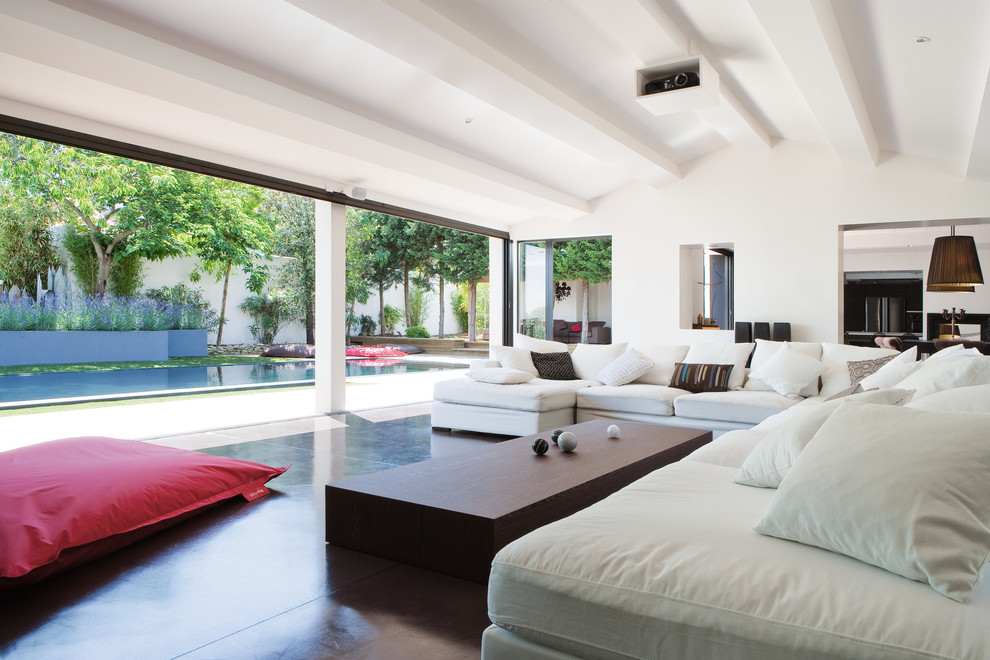Imagen de sala de estar abierta contemporánea extra grande sin chimenea y televisor con paredes blancas