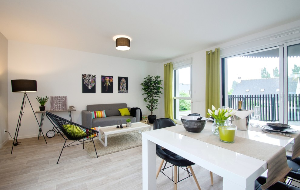 Aménagement d'une salle de séjour contemporaine de taille moyenne et ouverte avec un mur blanc et parquet clair.