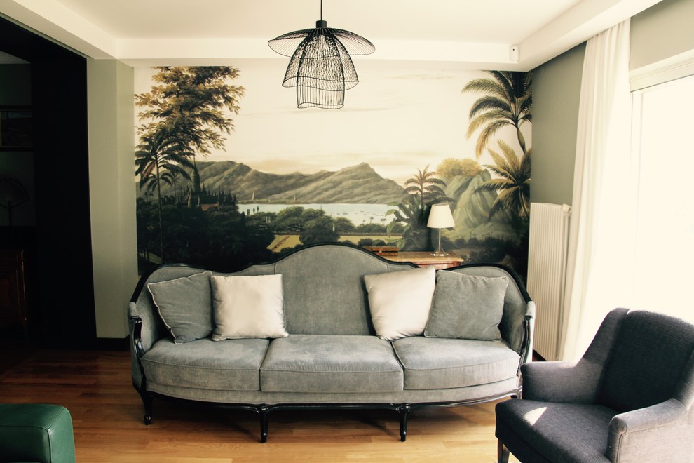 Idée de décoration pour une salle de séjour tradition de taille moyenne et ouverte avec un mur vert, parquet clair et un sol beige.