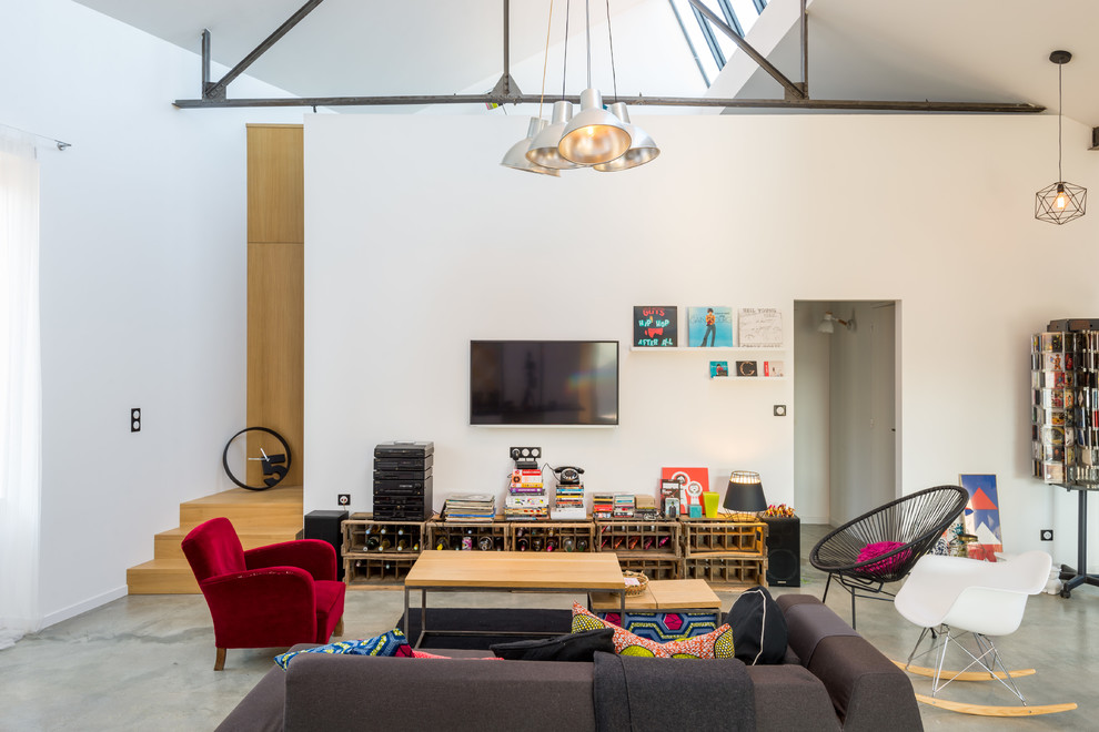 Ispirazione per un soggiorno minimal di medie dimensioni e aperto con pareti bianche, pavimento in cemento e TV a parete