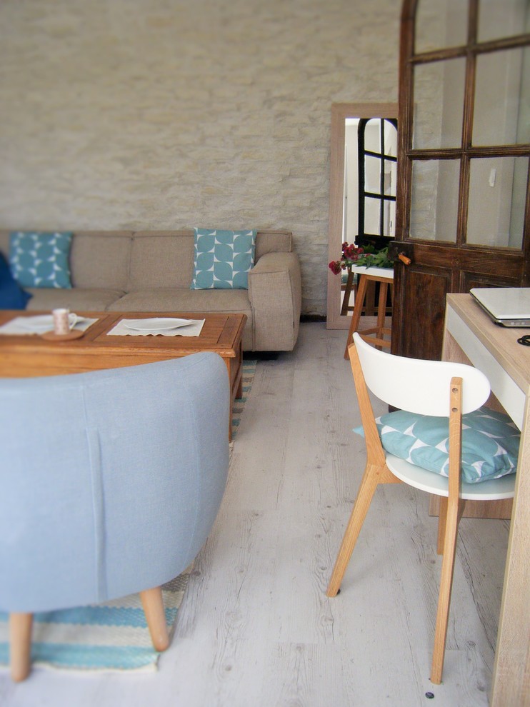 Ejemplo de sala de estar abierta de estilo de casa de campo grande sin chimenea con paredes beige y suelo de contrachapado