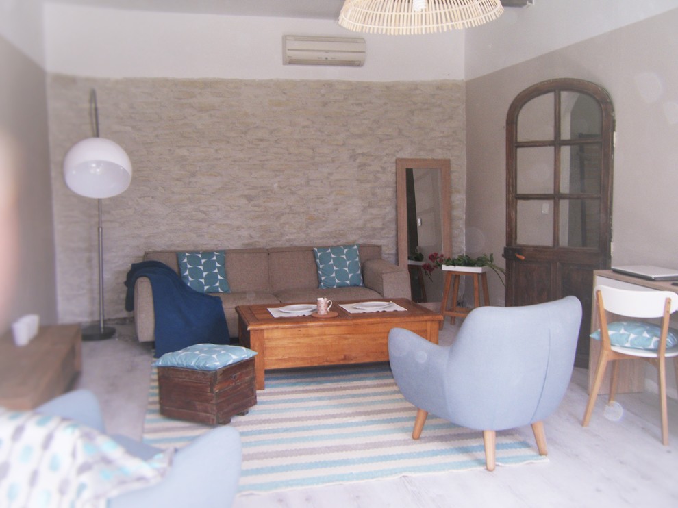 Modelo de sala de estar abierta de estilo de casa de campo grande sin chimenea con paredes beige y suelo de contrachapado