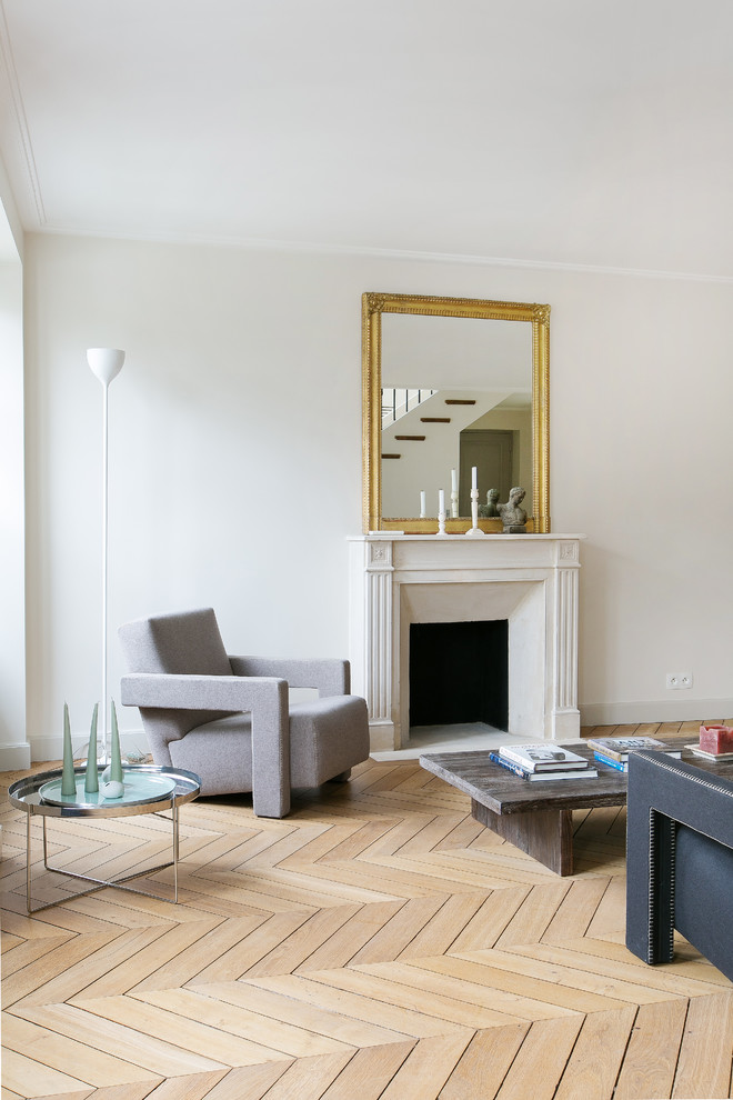 Ejemplo de sala de estar abierta contemporánea de tamaño medio sin televisor con paredes blancas, suelo de madera clara, todas las chimeneas y marco de chimenea de piedra