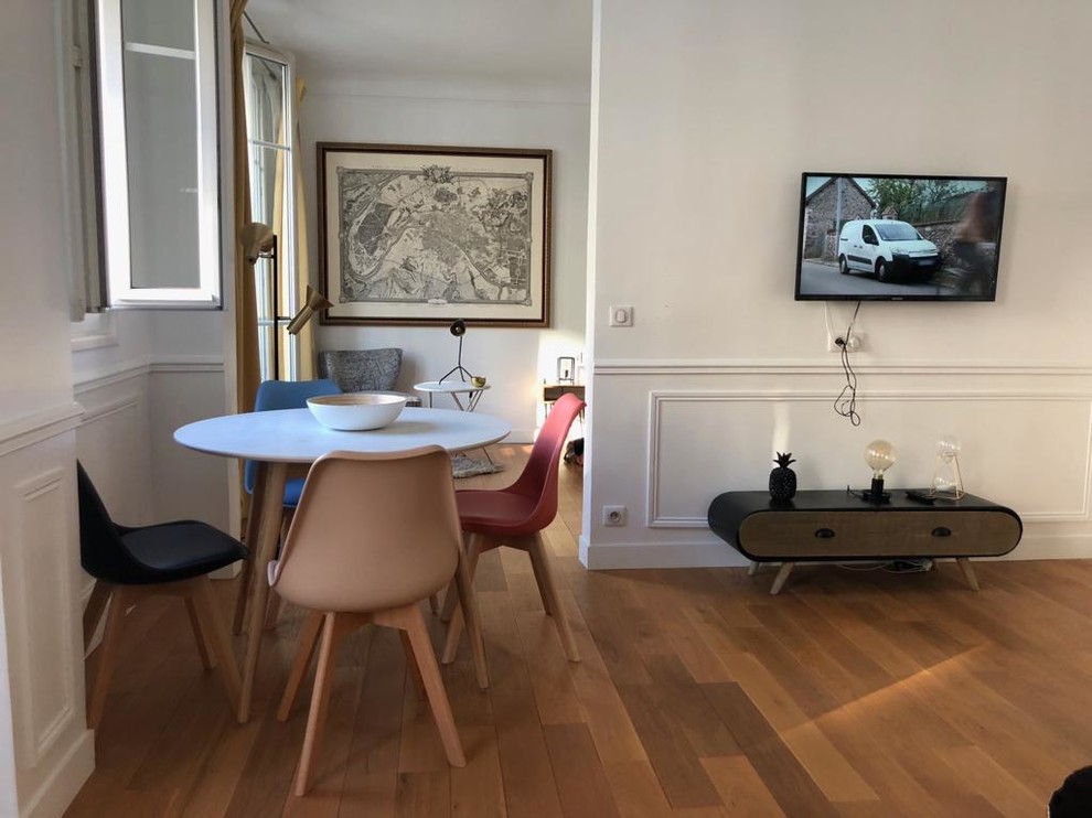 Diseño de sala de estar escandinava pequeña sin chimenea con paredes blancas, televisor colgado en la pared y suelo marrón