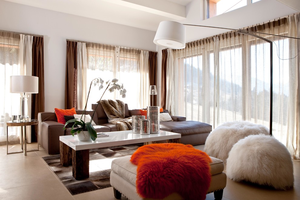 Свежая идея для дизайна: большая гостиная комната в современном стиле с белыми стенами и коричневым диваном - отличное фото интерьера