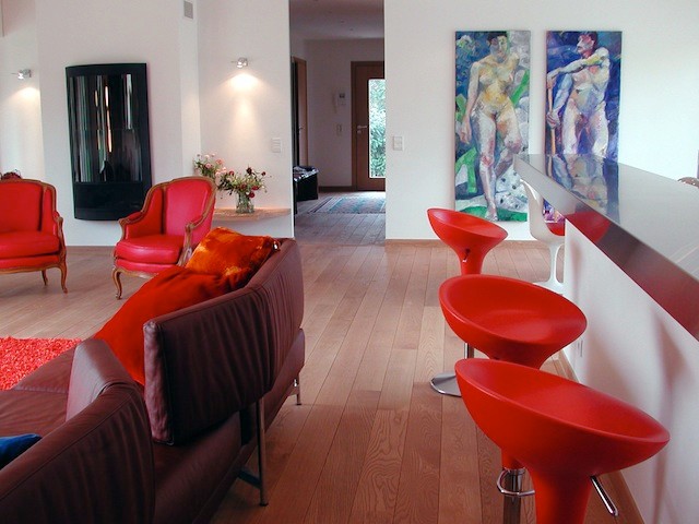 Ejemplo de sala de estar con barra de bar abierta moderna grande con suelo de madera clara
