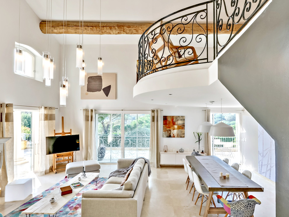 Immagine di un grande soggiorno minimal aperto con pavimento in marmo, TV nascosta e pareti bianche