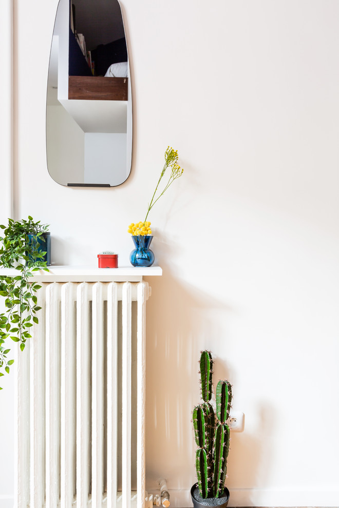 Inspiration pour une petite salle de séjour mansardée ou avec mezzanine urbaine avec un bar de salon, un mur blanc, un sol en bois brun, un téléviseur fixé au mur et un sol marron.