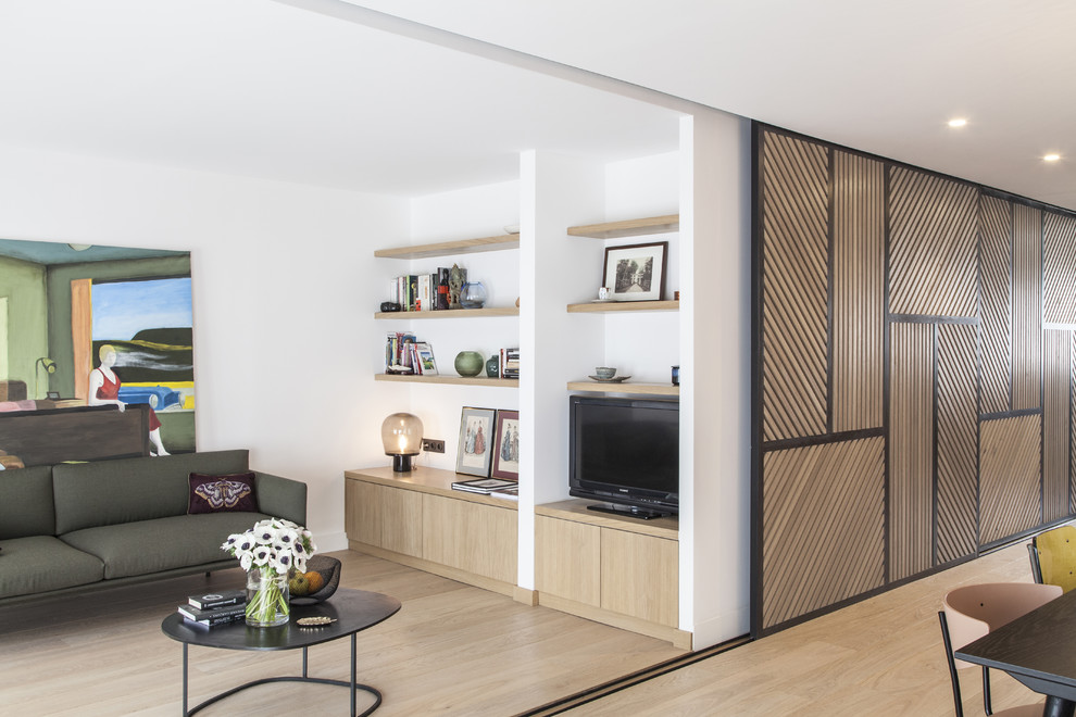 Inspiration pour une salle de séjour design de taille moyenne et ouverte avec un mur blanc, parquet clair, un téléviseur indépendant, un sol beige et aucune cheminée.