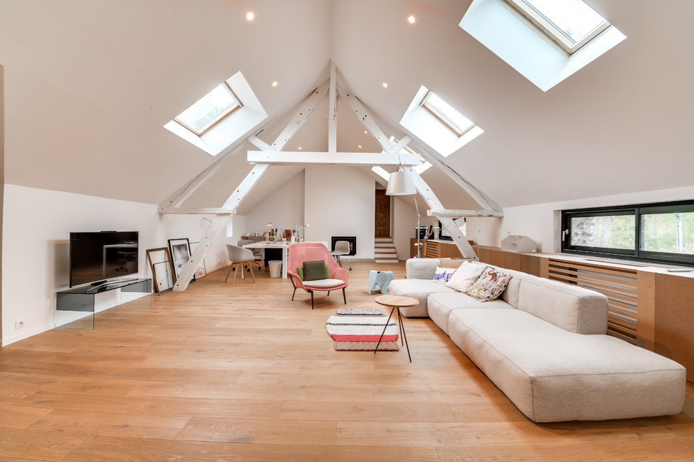 Danish family room photo in Paris with a wood stove