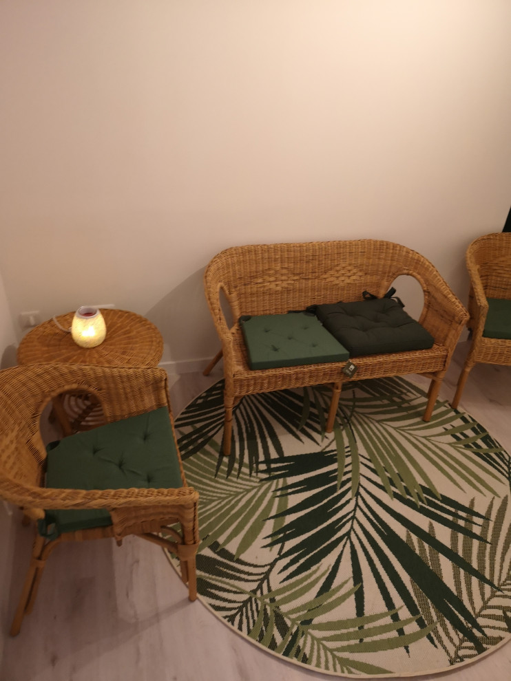 Foto di una palestra in casa tropicale con pareti verdi, parquet chiaro e pavimento beige