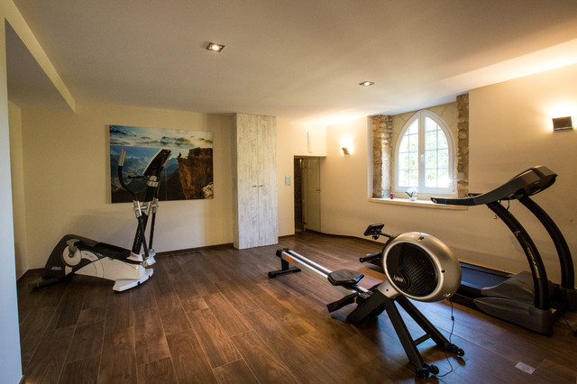 La salle de fitness au sous-sol du château - Farmhouse - Home Gym