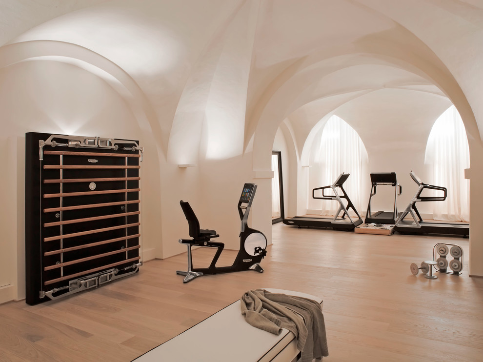 Multifunktionaler, Großer Fitnessraum mit weißer Wandfarbe, Laminat und beigem Boden in Bordeaux
