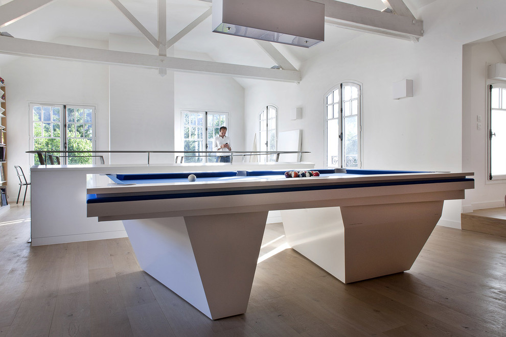 Idee per una palestra in casa moderna con pareti bianche, parquet chiaro, pavimento beige e travi a vista
