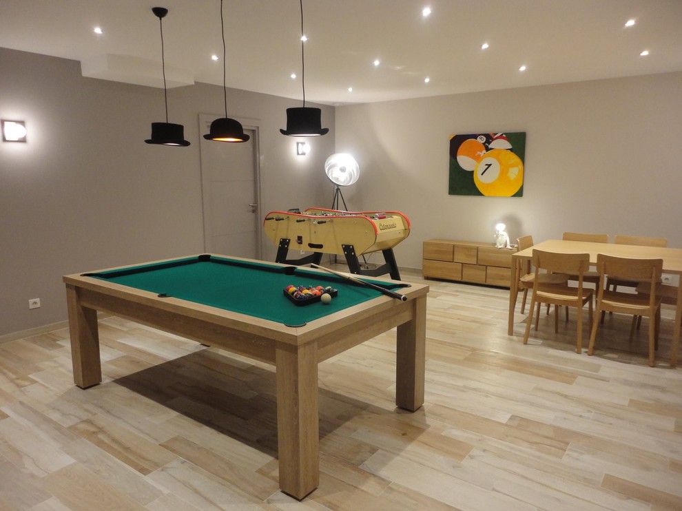 Multifunktionaler, Großer Moderner Fitnessraum mit grauer Wandfarbe, Keramikboden und buntem Boden in Nizza