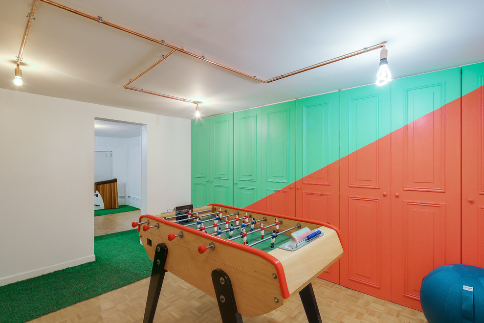 Источник вдохновения для домашнего уюта: маленький универсальный домашний тренажерный зал в стиле модернизм с красными стенами, паркетным полом среднего тона и зеленым полом для на участке и в саду