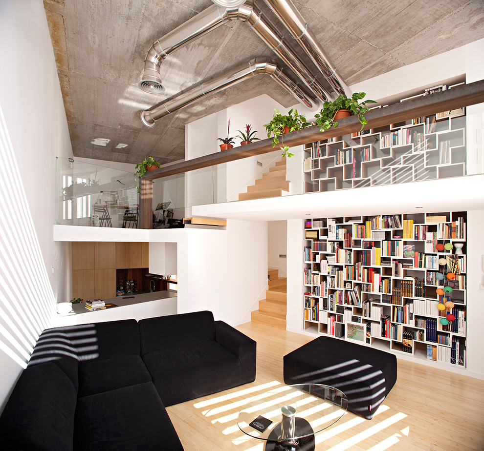 Foto de biblioteca en casa abierta actual con paredes blancas, suelo de madera clara y suelo beige