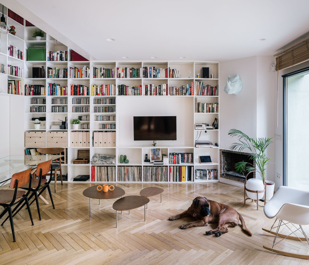 Offenes Modernes Wohnzimmer mit weißer Wandfarbe, hellem Holzboden, Multimediawand und beigem Boden in Sonstige