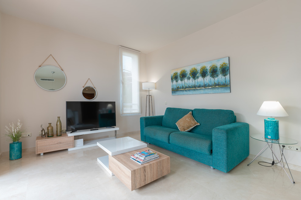 Imagen de salón cerrado tradicional renovado de tamaño medio con paredes beige, televisor independiente y suelo beige