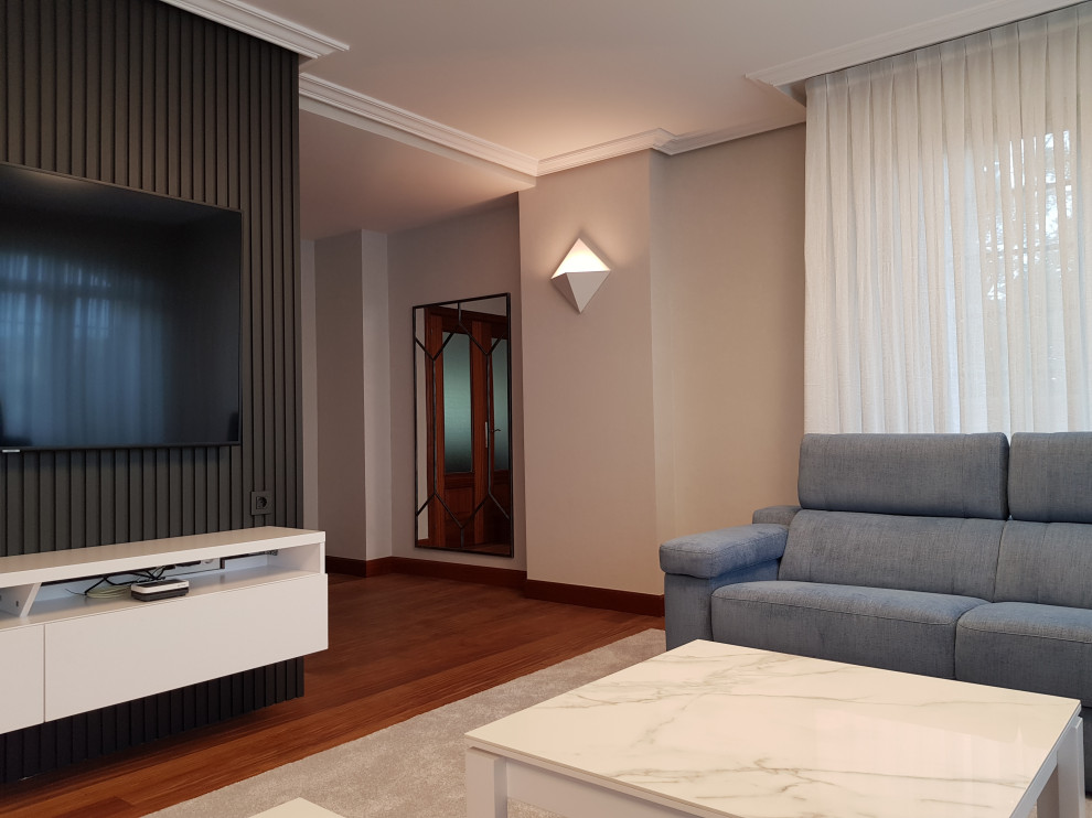 Idee per un grande soggiorno design con pareti nere, pavimento in legno massello medio, camino classico, cornice del camino in pietra e TV a parete