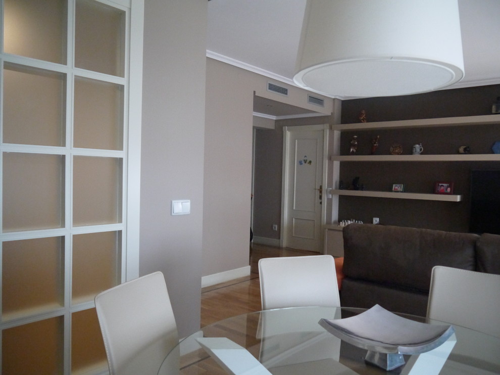 Minimalist living room photo in Madrid