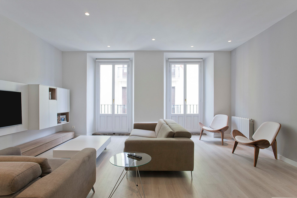 Modelo de salón abierto minimalista de tamaño medio con suelo de madera clara