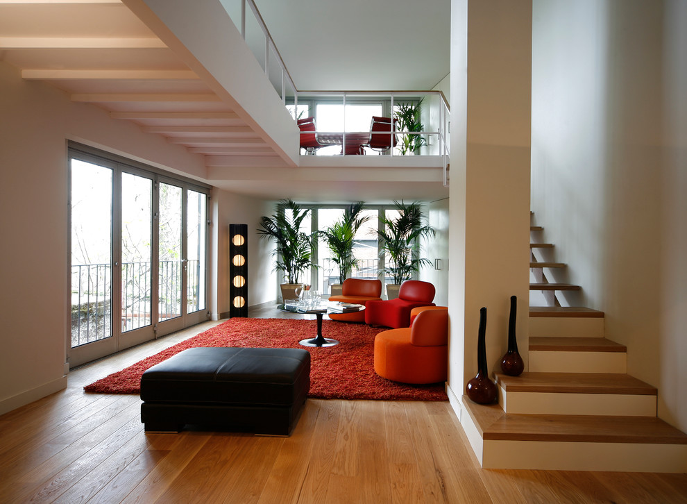 Foto di un soggiorno minimal di medie dimensioni e chiuso con sala formale, pareti beige, pavimento in legno massello medio e nessuna TV