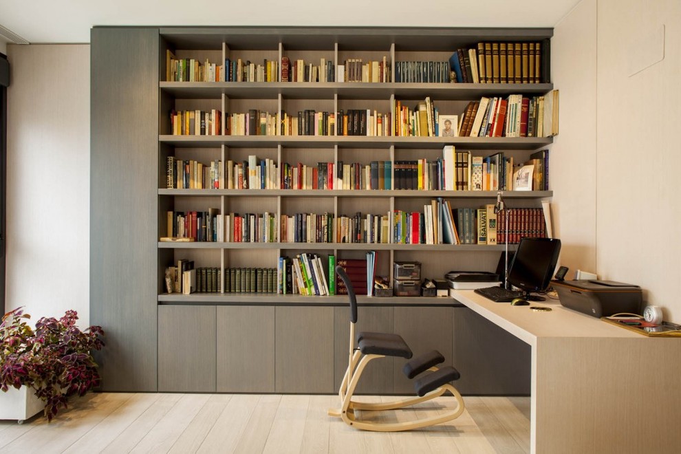 Источник вдохновения для домашнего уюта: открытая гостиная комната среднего размера в стиле модернизм с с книжными шкафами и полками и бежевыми стенами