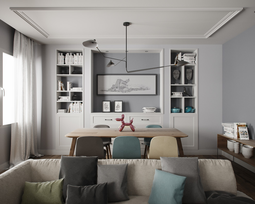 Стильный дизайн: открытая гостиная комната в стиле неоклассика (современная классика) с серыми стенами, темным паркетным полом и отдельно стоящим телевизором - последний тренд