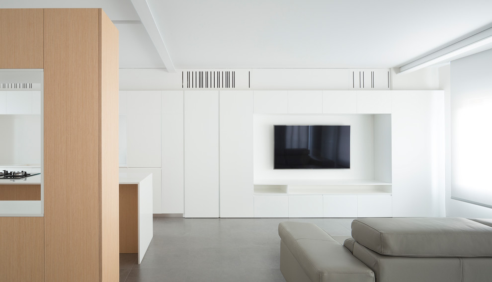 Cette photo montre un salon moderne ouvert avec un mur blanc, un téléviseur fixé au mur et un sol gris.