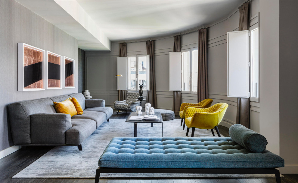 Foto di un soggiorno design aperto con pareti grigie, parquet scuro, pavimento marrone e pannellatura